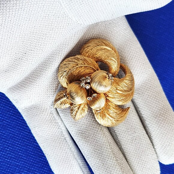 1960-S CORO SIGNED VINTAGE FRUIT BROOCH WITH SPARKLING CLEAR CRYSTALS - Picture 9 of 9